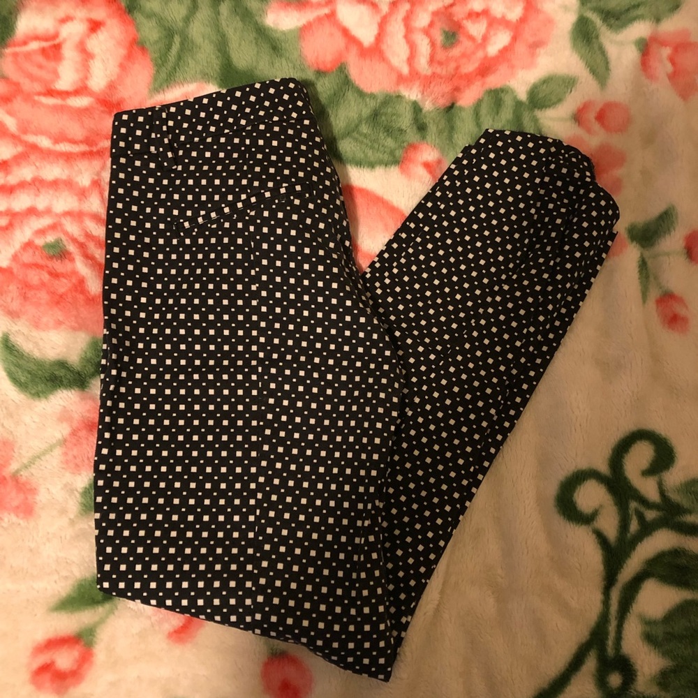 Gap slim cropped Black and white square pattern pants. Size 4